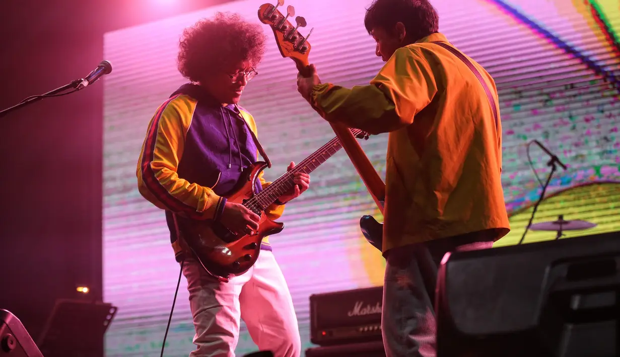 Tembang-tembang hits tentu jadi suguhan utama. Namun yang tak kalah seru adalah aransemen dan aksi live yang tersaji di panggung. [Adrian Putra/Fimela.com]