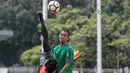 Aksi pemain Timnas Indonesia U-23, Hanif Sjahbandi melakukan tendangan salto pada sesi latihan di Lapangan A,B,C, Senayan, Jakarta (21/2/2018). Latihan ini merupakan persiapan Asian Games 2018. (Bola.com/Nick Hanoatubun)