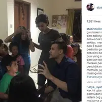 Stuart Collin senang mengajar anak-anak bahasa Inggris (Instagram/@stuartcollin)