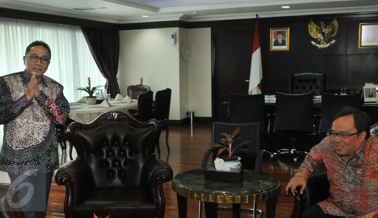 Ketua MPR RI Zulkifli Hasan (kiri) bersama Menkeu Bambang Brodjonegoro menyapa wartawan di Gedung MPR/DPR/DPD RI, Jakarta, Kamis (23/7/2015). Keduanya melakukan halal bilahal sekaligus membahas RUU APBN 2015. (Liputan6.com/Herman Zakharia)