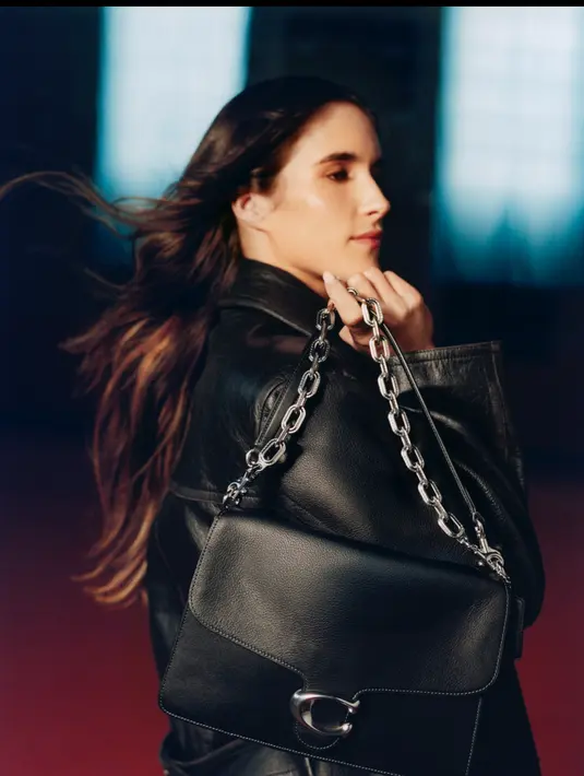 Sonia Citron Washington Mystics juga mengenakan jaket leather hitam. Ia membawa tas Coach hitam dengan strap rantai silver. [Coach]