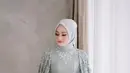 Dinda Hauw tampil anggun berbalut kebaya modern hijau muda dengan payet. Potongan cape busana ini membuatmu terlihat memesona. (Instagram/imagenic).