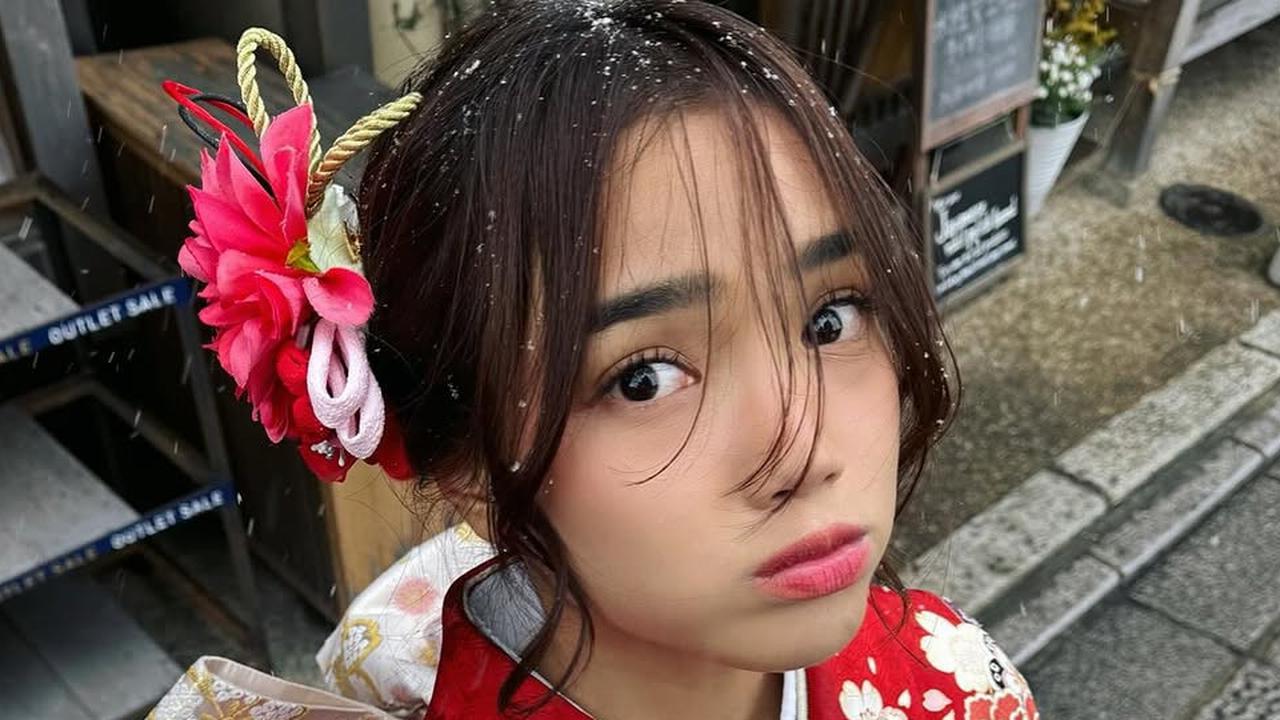 Momen Lucu Fuji Tak Rela Hapus Makeup MUA, Curhatan Menggemaskan di Depan Cermin