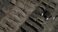 Pria dengan alat pelindung diri menggali kuburan baru di pemakaman Chacarita, Buenos Aires, Argentina, 12 Agustus 2020. Pemakaman Chacarita merupakan tempat banyak korban COVID-19 dimakamkan (AP Photo/Gustavo Garello)