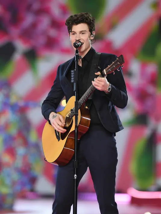 Penyanyi Shawn Mendes saat tampil dalam Victoria's Secret Fashion Show 2018 di Pier 94, New York, AS, Kamis (8/11). (Photo by Evan Agostini/Invision/AP)