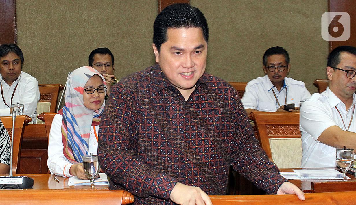 Menteri Badan Usaha Milik Negara (BUMN) Erick Thohir bersiap mengikuti rapat dengan Komisi VI DPR, di kompleks Parlemen, Jakarta, Senin (2/12/2019). Rapat tersebut membahas Penyertaan Modal Negara (PMN) pada Badan Usaha Milik Negera tahun anggaran 2019 dan 2020. (Liputan6.com/Johan Tallo)