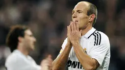 Real Madrid&#039;s Dutch midfielder Arjen Robben reacts during their Liga match against Atletico de Madrid at Santiago Bernabeu stadium in Madrid on March 7, 2009. AFP PHOTO/PIERRE-PHILIPPE MARCOU