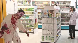 Cosplay zombie menakuti pengunjung di pusat perbelanjaan kawasan Sudirman, Jakarta, Selasa (31/10). Salah satu pusat perbelanjaan di kawasan Sudirman menghadirkan 3 cosplay, Zombie, Kuntilanak dan valak merayakan Halloween. (Liputan6.com/Herman Zakharia)