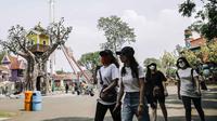 Para pengunjung berjalan di Dunia Fantasi, Ancol, Jakarta, Minggu (10/10/2021). Pelonggaran PPKM level 3 di Jakarta membuat sejumlah tempat wisata kembali ramai didatangi pengunjung. (Liputan6.com/Faizal Fanani)