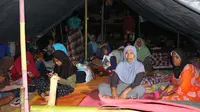 Warga masih khawatir akan isu tsunami pasca-gempa beruntun guncang Ambon, empat hari lalu. (Liputan6.com/Abdul Karim)