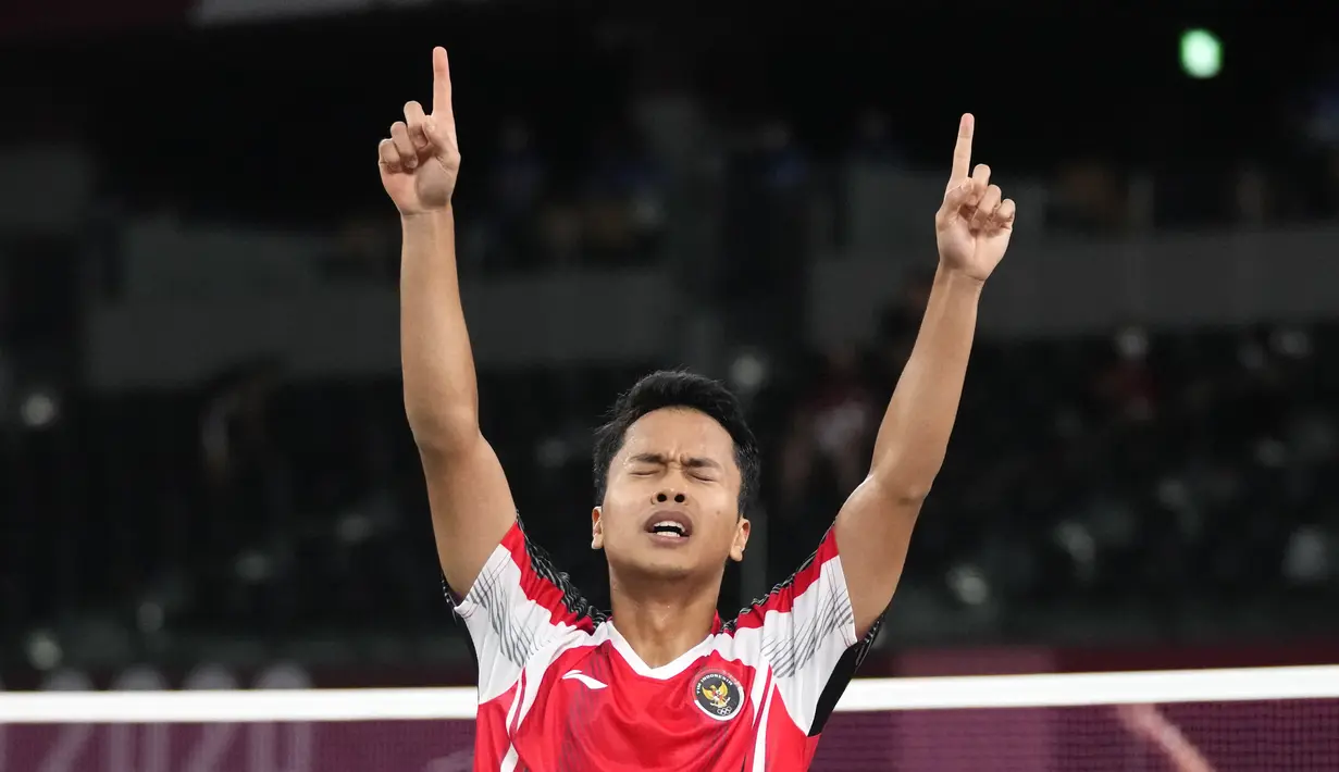 Pebulutangkis Indonesia Anthony Sinisuka Ginting berselebrasi usai mengalahkan Anders Antonsen dari Denmark pada perempat final tunggal putra Badminton Olimpiade Tokyo 2020 di Tokyo, Jepang, Sabtu (31/7/2021). Anthony  Ginting menang atas Antonsen 21-18, 15-21, 21-18. (AP Photo/Markus Schreiber)