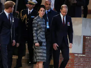 Pangeran William bersama istrinya, Kate Middleton, Duchess of Cambridge dan adiknya Pangeran Harry  usai menghadiri peringatan Thiepval menjelang 100 tahun Pertempuran Somme di Thiepval, Prancis, (30/6).  (REUTERS/Phil Noble)