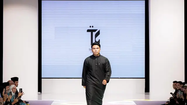 Potret Thariq Halilintar melenggang di catwalk mengenakan busana muslim (Sumber: Instagram/@thariqhalilintar)