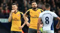 Pemain Arsenal, Laurent Koscielny dan Olivier Giroud, tampak kecewa usai kalah atas West Bromwich Albion pada lanjutan Premier League 2016-2017, di Stadion The Hawthorns, Inggris, Sabtu (18/3/2017). Meriam London menyerah 1-3. (AFP/ Lindsey Parnaby)