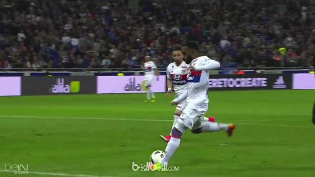 Berita video Lyon vs Nice yang berakhir dengan skor 3-3 di mana Alexandre Lacazette cetak hat-trick. This video presented by Ballball.