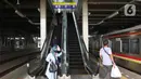 Penumpang menuruni eskalator di Stasiun Jatinegara Baru, Jakarta Timur, Sabtu (20/3/2021). Bangunan baru Stasiun Jatinegara ini dibuat dengan gaya arsitektur modern minimalis menggantikan bangunan lama peninggalan Belanda. (Liputan6.com/Angga Yuniar)