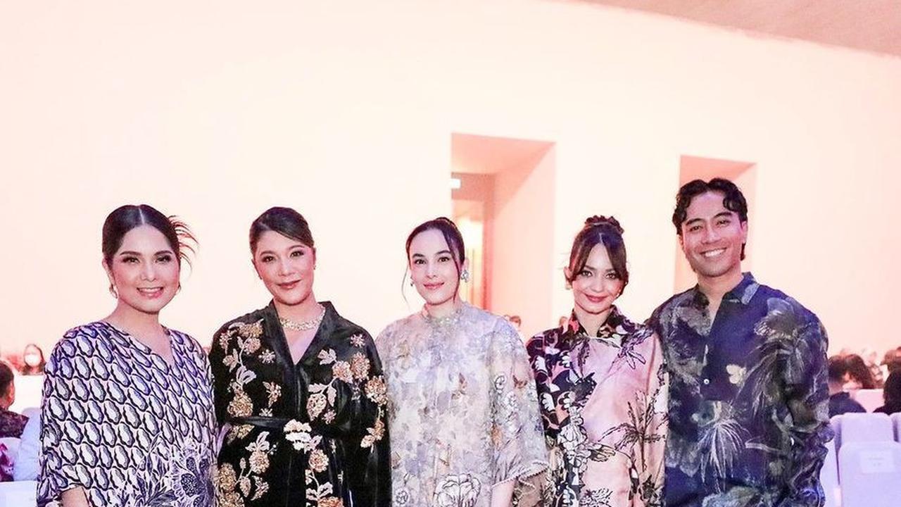 Di potret ini, Annisa terlihat berdampingan dengan sejumlah bintang top Indonesia mulai dari Chelsea Islan hingga Vidi Aldiano.<br>