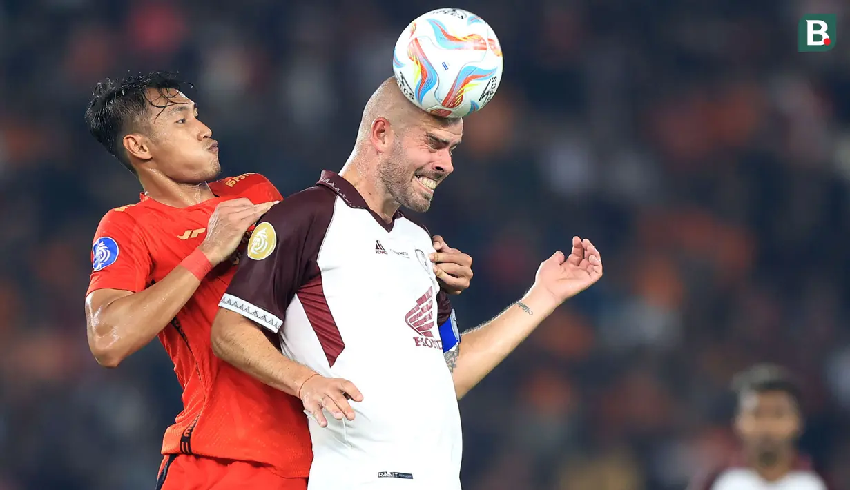 <p>Pemain PSM Makassar, Wiljan Pluim (kanan) memenangi duel udara dengan pemain Persija Jakarta, Hansamu Yama pada laga pekan pertama BRI Liga 1 2023/2024 antara Persija Jakarta menghadapi PSM Makassar di Stadion Utama Gelora Bung Karno (SUGBK), Senayan, Jakarta, Senin (3/7/2023). (Bola.com/M Iqbal Ichsan)</p>