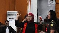 Terdakwa kasus dugaan penyebaran berita bohong atau hoaks Ratna Sarumpaet mengangkat tangan seusai menjalani sidang lanjutan di PN Jakarta Selatan, Rabu (6/3/2019). Sidang beragendakan pembacaan nota keberatan atau eksepsi. (Liputan6.com/Herman Zakharia)