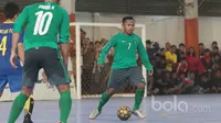 Pemain Timnas Futsal Indonesia, Jaelani menggiring bola saat melawan Antam FC pada laga uji coba di Tifosi Sport Center, Jakarta Timur, (13/1/2017). (Bola.com/Nicklas Hanoatubun)