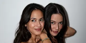 Pevita Pearce beberapa waktu lalu membagikan potret dirinya bersama Juria Hartmans. [Foto: Instagram/pevpearce]