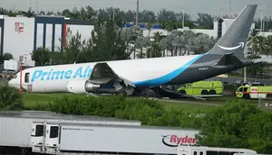 Pesawat Kargo Tergelincir di Miami, Sebabkan 5 Orang Tewas