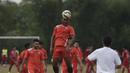 Pemain baru Persija, Leonard Tupamahu menyundul bola saat latihan perdana jelang Piala Jenderal Sudirman di Lapangan National Youth Training Center, Sawangan, Depok, Jumat (30/10/2015). (Bola.com/Vitalis Yogi Trisna)