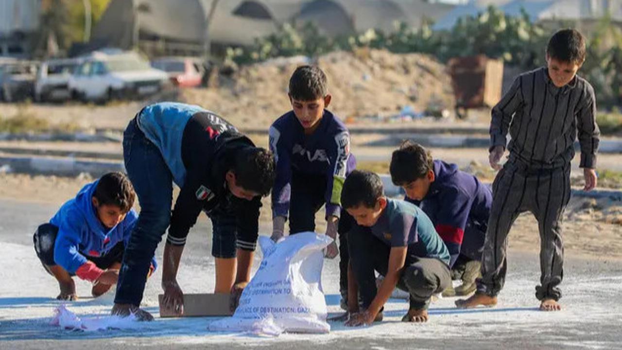 Miris, Anak-anak Pengungsi Palestina Punguti Ceceran Tepung di Jalanan