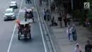 Delman hias membawa penumpang melintasi Jalan Medan Merdeka Barat, Jakarta, Selasa (19/6). Masa libur Lebaran 2018 dimanfaatkan sejumlah warga untuk berwisata di sekitar Monumen Nasional dengan menaiki delman hias. (Liputan6.com/Helmi Fithriansyah)