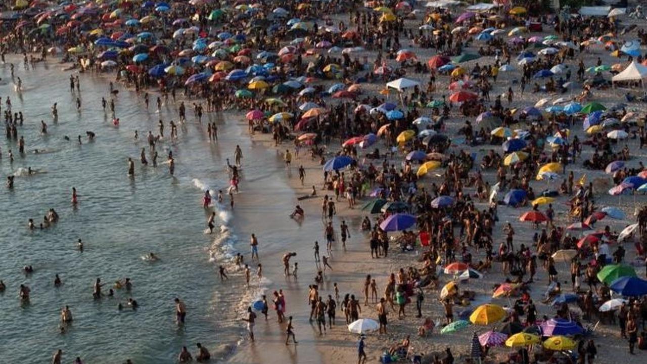Ribuan warga Rio de Janeiro dan Sao Paulo terlihat memadati pantai di tengah suhu ekstrem. Foto: TERCIO TEIXEIRA / AFP