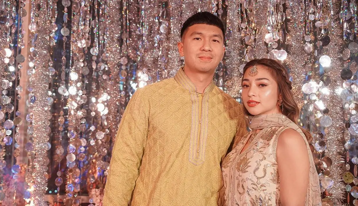 Aktris berusia 28 tahun didampingi oleh sang suami, Indra Priawan saat datang ke momen Diwali. Nikita memiliki aura menawan saat memakai busana elegan tanpa lengan. Ia datang didampingi Indra Priawan dan keduanya terlihat gagah dan anggun. (Liputan6.com/IG/mvppictures_id)