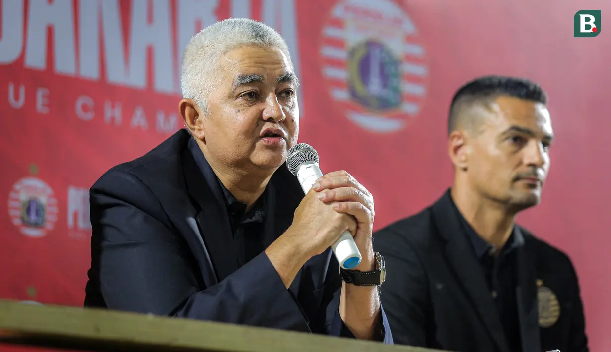 Direktur Utama Persija Jakarta, Ambono Janurianto (kiri) saat memperkenalkan pelatih baru Persija Jakarta, Carlos Pena saat konferensi pers yang berlangsung di Nirwana Park, Bojongsari, Sawangan, Sabtu (29/06/2024). (Bola.com/Bagaskara Lazuardi)