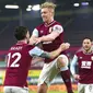 Pemain Burnley, Ben Mee, melakukan selebrasi usai mencetak gol ke gawang Sheffield United pada laga Liga Inggris di Stadion Turf Moor, Selasa (29/12/2020). Burnley menang dengan skor 1-0. (Alex Livesey/Pool via AP)