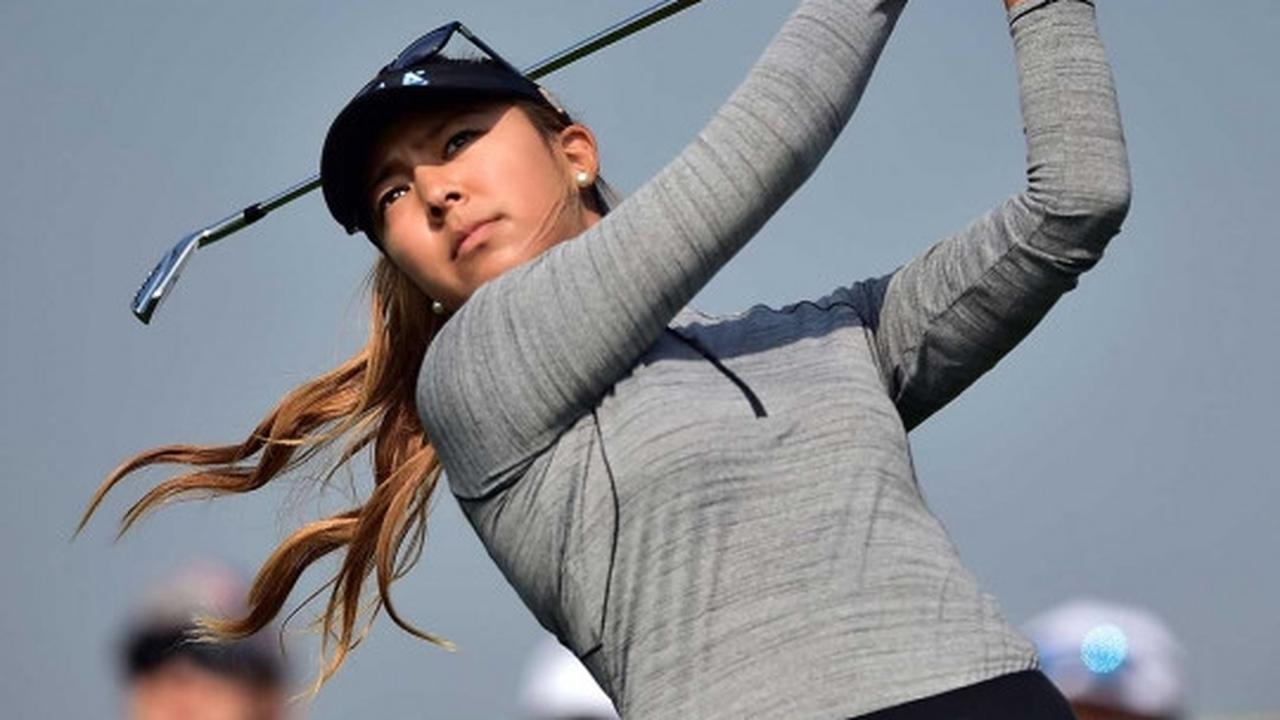 Aksi pegolf cantik di kejuaraan LPGA KEB Hana Bank