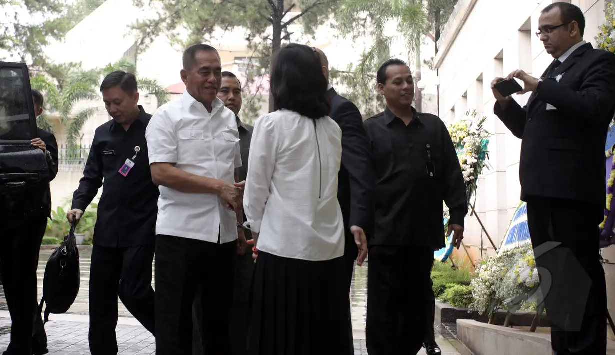 Menteri Pertahanan Ryamizard Ryacudu saat tiba di Kedubes Singapura, Jakarta, Kamis (26/3/2015). Kedatangan Ryamizard untuk mengucapkan bela sungkawa atas kepergian mantan Perdana Menteri Singapura Lee Kuan Yew.(Liputan6.com/Johan Tallo)
