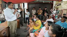 Cagub DKI Jakarta Anies Baswedan berdialog dengan warga yang bermukim di bantaran Kali Krukut, Jakarta Barat, Kamis (3/11). Kepada warga, Anies berjanji memprioritaskan penataan wilayah tanpa melanggar prinsip kemanusiaan. (Liputan6.com/Yoppy Renato)