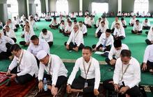 Mengawali Hari Ketiga Retret Pembekalan, Kepala Daerah Khidmat Jalani Ibadah