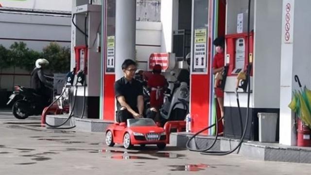 6 Kendaraan yang Curi Perhatian saat Isi Bensin di SPBU, Kelewat Unik