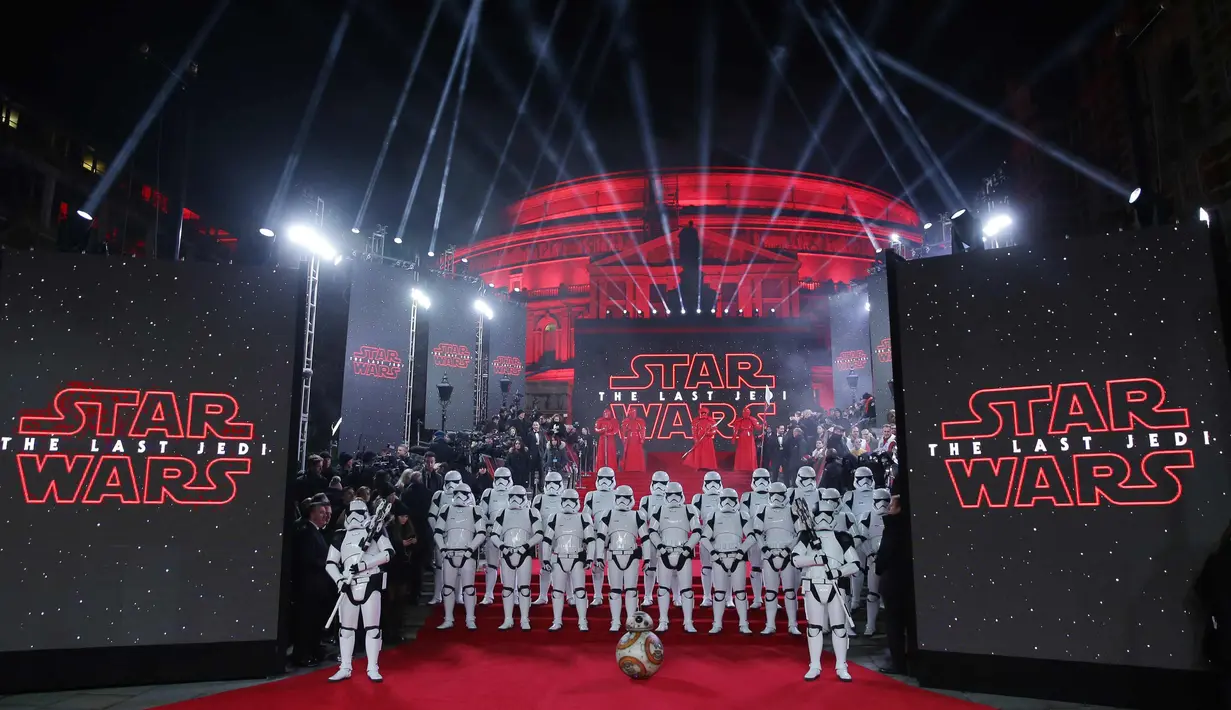 Pasukan Stormtroopers dan robot BB-8 berpose di atas karpet merah selama Premiere Star Wars Eropa: Jedi Terakhir di Royal Albert Hall di London, Inggris (12/12). (AFP Photo/Daniel Leal-Olivas)