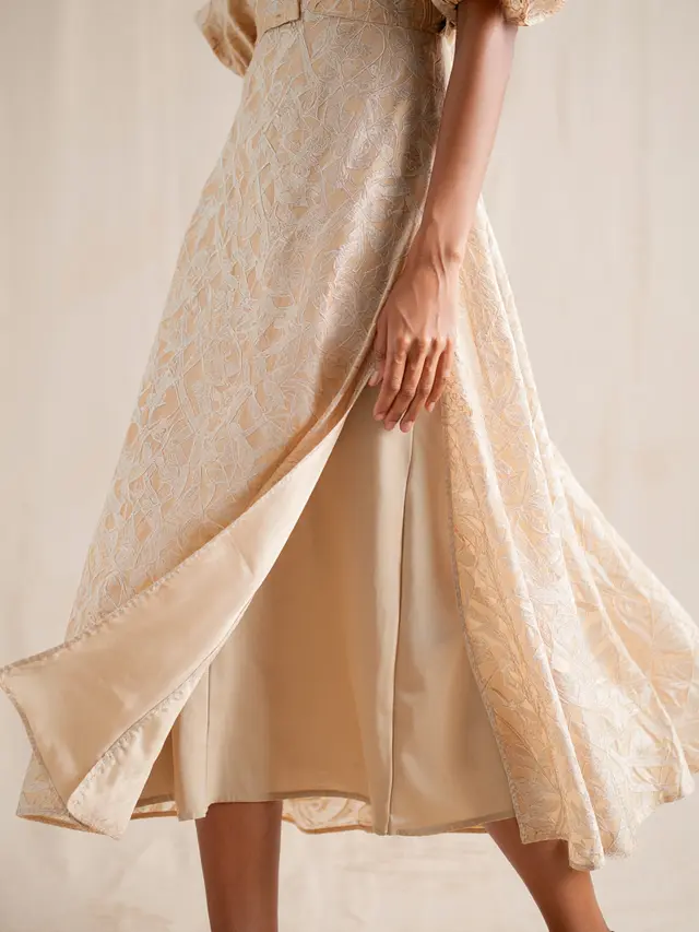 Midi Dress Brokat Simpel dan Elegan 2025