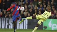 Penyerang Arsenal, Alexandre Lacazette berebut bola dengan pemain Crystal Palace, Cheikhou Kouyate pada pertandingan Liga Inggris di stadion Selhurst Park di London, Inggris, Selasa (5/4/2022). Atas hasil ini, Arsenal tak berhasil melewati empat besar klasemen Liga Inggris. (AP Photo/Ian Walton)