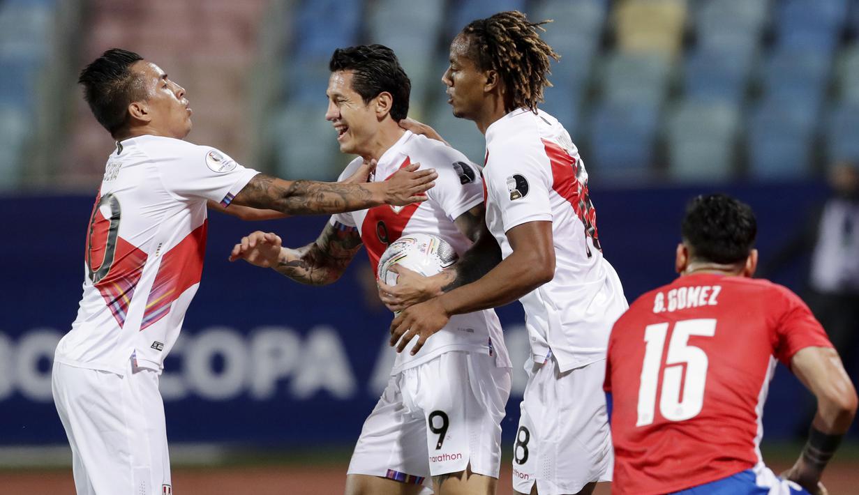 Timnas Peru berhasil melaju ke semifinal Copa America 2021 setelah mengalahkan Paraguay lewat drama adu penalti. (AP/Eraldo Peres)