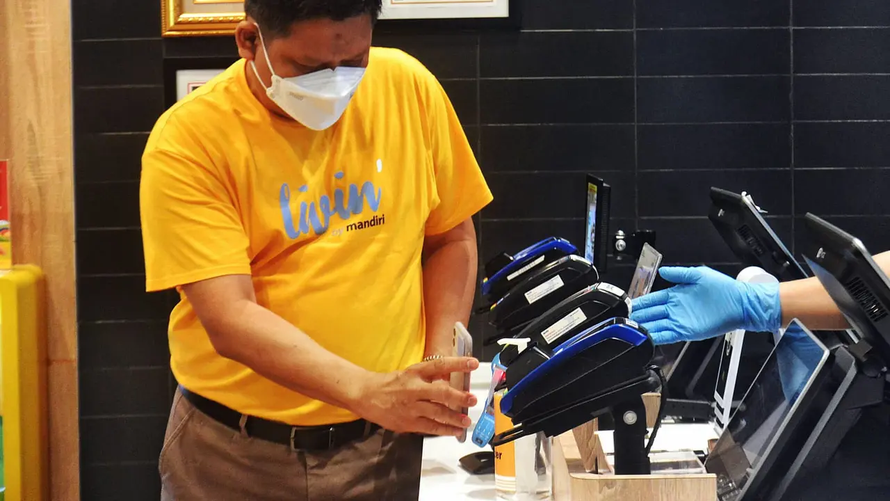 Alat pembayaran Financial Super App Livin’ By Mandiri serta Mandiri Kartu Kredit, Mandiri Debit dan e-Money Bank Mandiri. (Istimewa)
