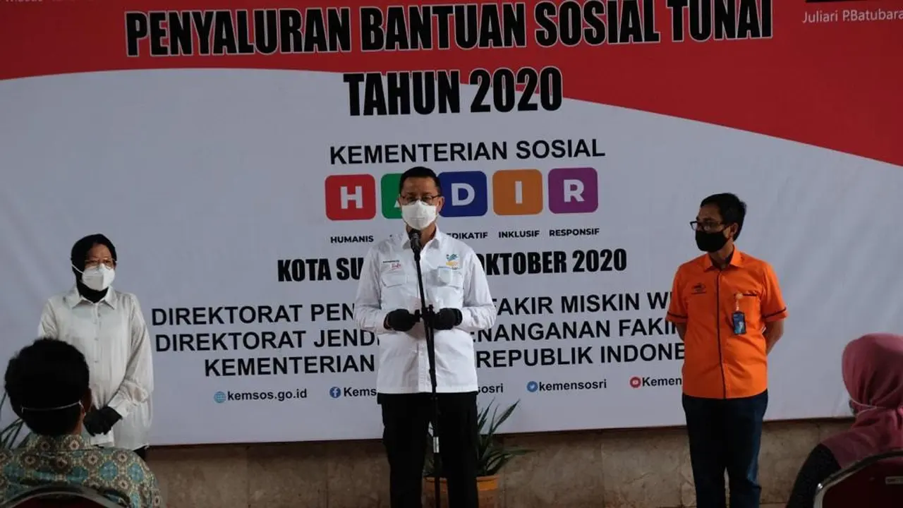 Pastikan Negara Hadir, Mensos Juliari Cek Penyaluran Bansos Tahap VII di Surabaya
