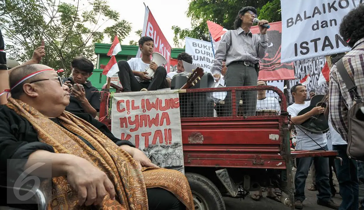 Ketua MURI, Jaya Suprana (kiri) menghadiri aksi damai di tengah penggusuran kawasan Bukit Duri, Jakarta, Rabu (28/9). Pemprov DKI akhirnya melakukan penertiban pemukiman warga di Bukit Duri terkait revitalisasi sungai Ciliwung. (Liputan6.com/Yoppy Renato)