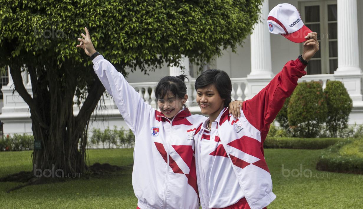Para atlet foto-foto usai menghadiri pelepasan kontingen di Istana Negara, Jakarta, Senin (7/8/2017). Para atlet Indonesia akan mengikuti SEA Games 2017 Malaysia pada 19-30 Agustus. (Bola.com/Vitalis Yogi Trisna)