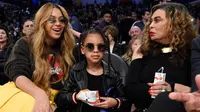 Gaya penyanyi Beyonce dan putrinya Blue Ivy Carter saat menonton pertandingan NBA All-Star Game 2018 di Staples Center di Los Angeles, California, AS (18/2). (AP Photo/Chris Pizzello)