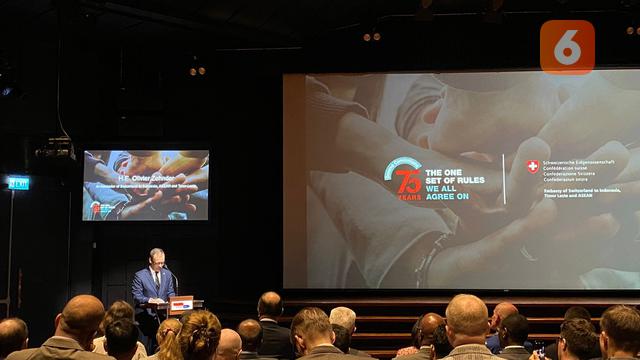 Dubes Olivier Zehnder juga menyebut, peringatan 75 tahun Konvensi Jenewa bertepatan dengan Konferensi Internasional Palang Merah dan Bulan Sabit Merah ke-34 yang akan diadakan di Jenewa (Dok. Liputan6.com/Teddy Tri Setio Berty).