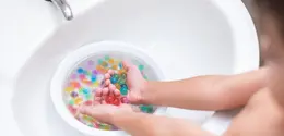 Untuk mengasah kedua kemampuan tersebut, Sahabat Fimela bisa menghadirkan aktivitas bermain yang menyenangkan sekaligus edukatif, salah satunya dengan menggunakan water beads. [Dok/freepik.com/Mateus Andre]