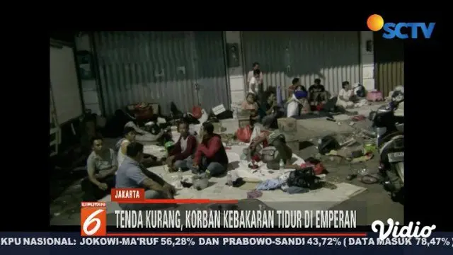 Korban kebakaran Kampung Bandan, Jakarta Utara, harus tidur di emperan karena jumlah tenda tak memadai.